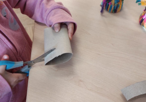 Rozcinamy rolkę papieru tak, jak pokazuje nam to nasz przedszkolny Motylek (o szerokości około 1,5-2 cm)